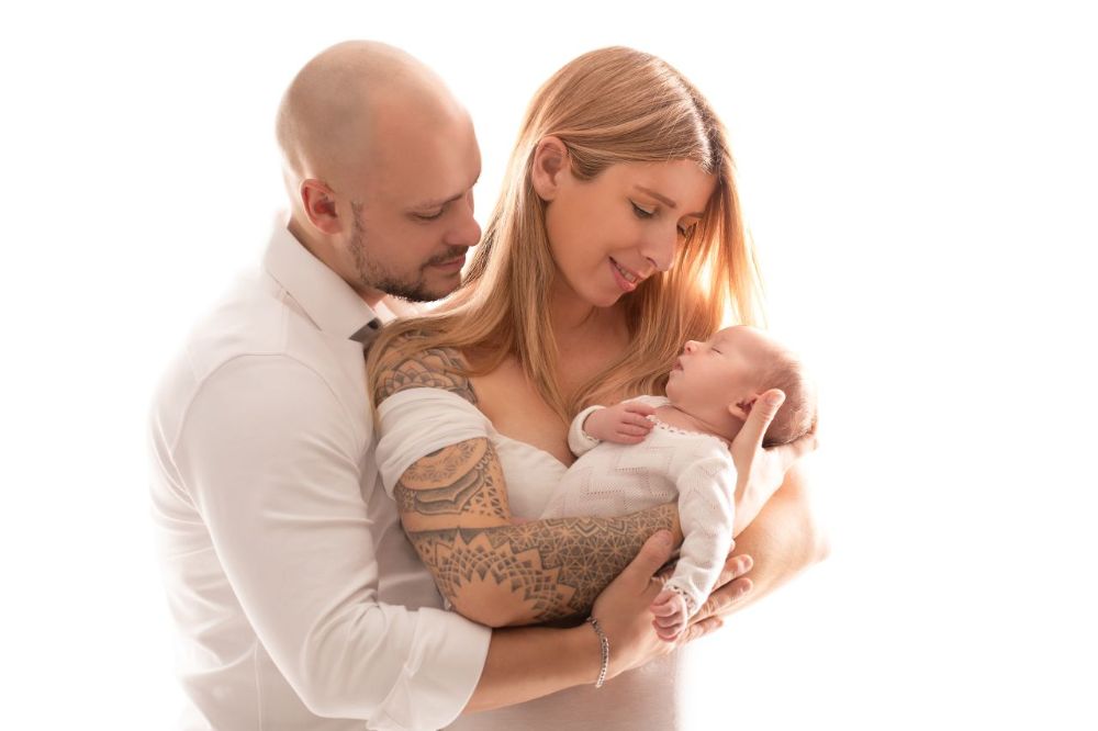 Emotionale Babyfotografie in Düsseldorf – inniger Moment zwischen Eltern und Neugeborenem