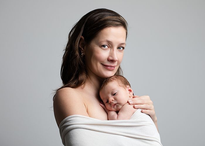 Babyfotografie im Studio Düsseldorf – Mutter mit Neugeborenem in ruhigem Moment