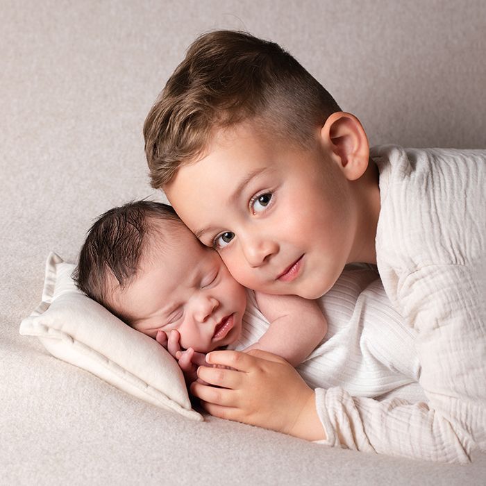 Verspielte Babyfotografie Düsseldorf – Geschwister mit Neugeborenem im Studio