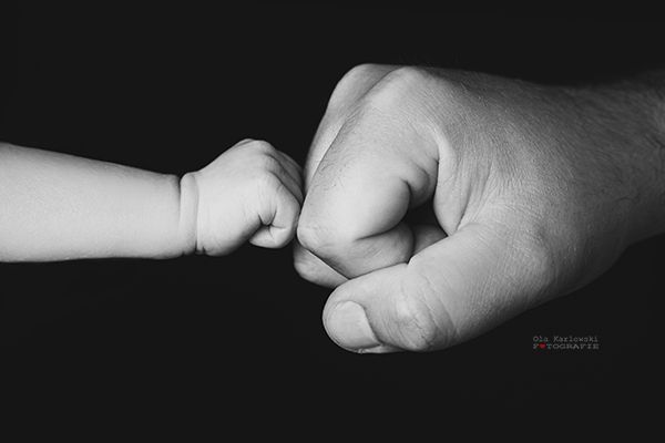 Schwarz-weiß Babyfotografie im Studio Düsseldorf – Babyhand gibt Fäustchen