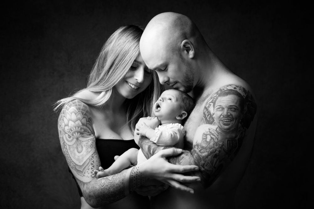 Schwarz-Weiß Babyfotografie Düsseldorf – Eltern mit Neugeborenem als Familie im Studio