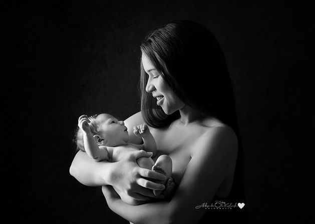 Schwarz-Weiß Babyfotografie Düsseldorf – Mutter mit Neugeborenem in ruhiger Studioatmosphäre