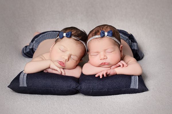 Zwillingsshooting Babyfotografie Düsseldorf – natürliche Farben und Nähe