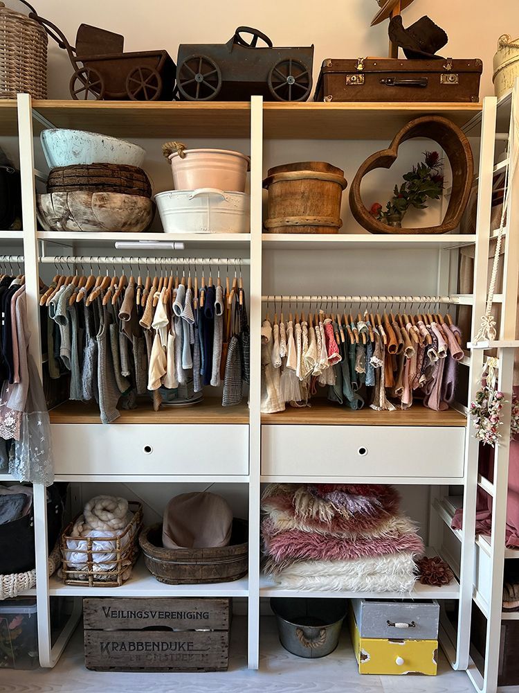 Requisiten- und Outfitbereich im Studio Babyfotografin in Düsseldorf Aleksandra Ola Karlowski