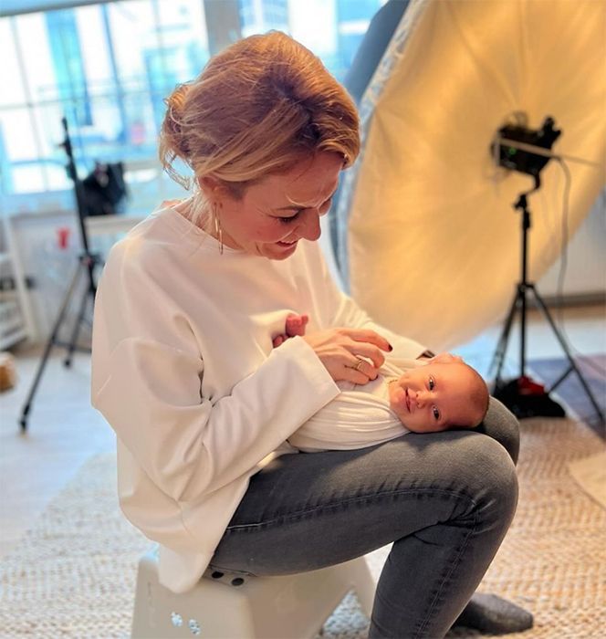 Warme Studioatmosphäre für Babyfotografie in Düsseldorf. Baby mit Fotografin