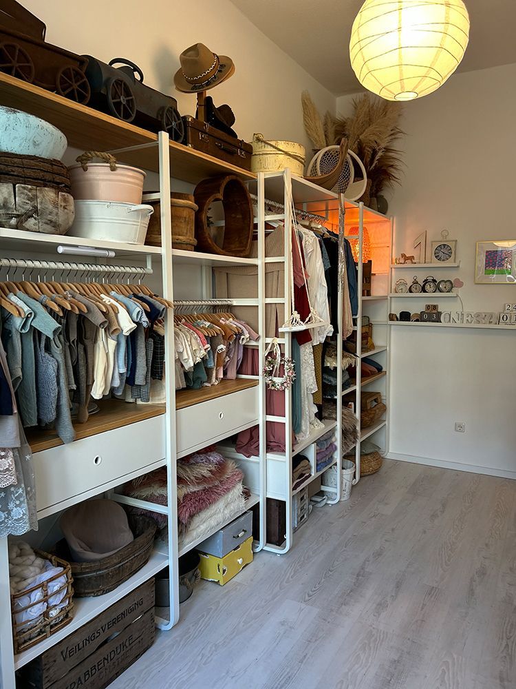 Requisiten- und Outfitbereich im Studio für Babyfotografie Düsseldorf
