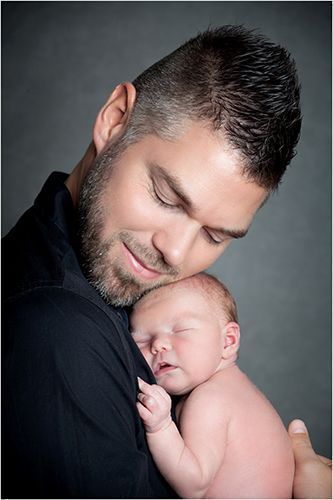 Babyfotografie mit Vater im Studio in Düsseldorf – Neugeborenes schläft geborgen an der Schulter des Vaters