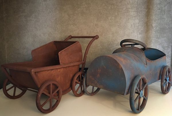 Spielzeugautos für verspielte Babyfotografie in Düsseldorf