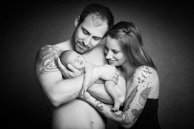 Emotionale Babyfotografie in Düsseldorf – intimer Augenblick zwischen Eltern und Neugeborenem
