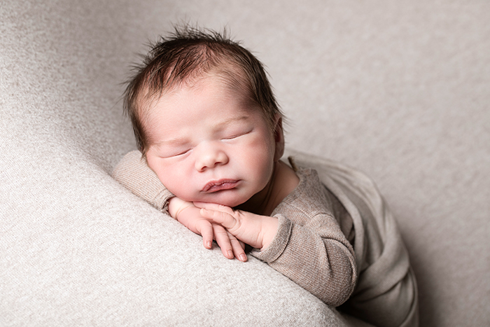 Neugeborenenfoto aus einem Newborn Shooting in Düsseldorf – Baby schläft auf weichem Kissen